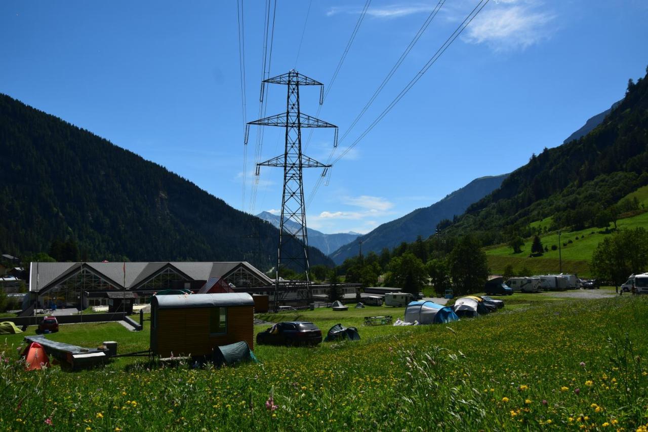 Campingplatz Mit Restaurant & Sportarena Leukerbad Exterior foto
